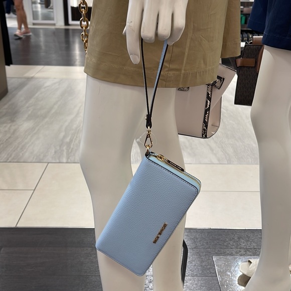 MICHAEL KORS LARGE TRAVEL CONTINENTAL WRISTLET WALLET PHONEHOLDER 
Vista Blue - Picture 15 of 16